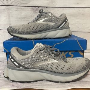 Women’s gray/silver/white Brooks Ghost 11 size 8.5 running athletic shoe